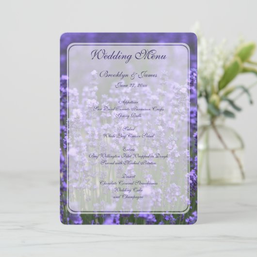 Personalisiertes Lavender Wedding Menu Menükarte (Stehend Vorderseite)