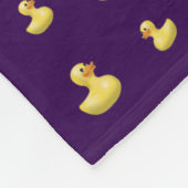 Personalisiertes lila Gummientennamensmuster Fleecedecke (Ecke)