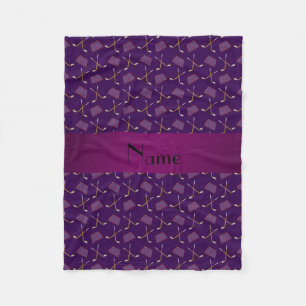 Personalisiertes lila Hockeynamensmuster Fleecedecke
