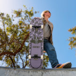Personalisiertes Lila, Kohle Grau Cartoon Bat Skateboard<br><div class="desc">Fügen Sie einen Namen oder einen anderen Text hinzu, um Ihr eigenes personalisiertes Skateboard zu erstellen. Dieses Motherboard zeigt eine niedliche Cartoon-Abbildung eines Fledermaus vor einem rauchig lila Hintergrund, der durch ein lustiges Fledermäusmuster und ein Polka-Dots-Muster betont wird.</div>