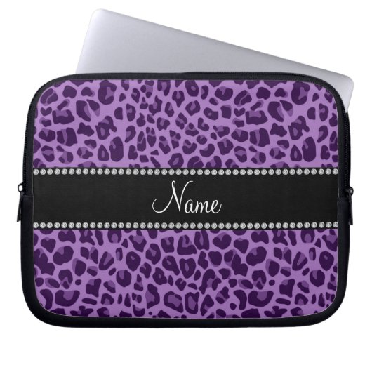 Personalisiertes lila Leopardnamensmuster Laptopschutzhülle (Vorderseite)