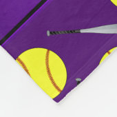 Personalisiertes lila Softballnamensmuster Fleecedecke (Ecke)