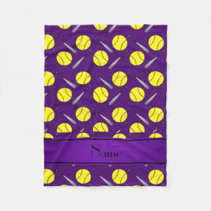 Personalisiertes lila Softballnamensmuster Fleecedecke