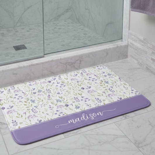 Personalisiertes lila Wildblumen-Monogramm Badematte