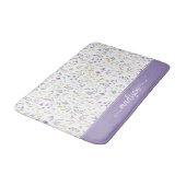 Personalisiertes lila Wildblumen-Monogramm Badematte (Schrägansicht)