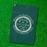 Personalisiertes Loch in einem Smaragdgrün Golfhandtuch<br><div class="desc">Die klassische Retro-Optik mit altertümlicher Briefmarke. Personalisieren Sie den Namen,  die Nummer des Ortes Loch und das Datum,  um einen großen Sake zu schaffen,  um dieses fantastische Loch in einem zu feiern. Entwickelt von Thisisnotme©</div>