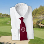 Personalisiertes Loch in One Burgund Red Golf Krawatte<br><div class="desc">Die klassische Retro-Optik mit altertümlicher Briefmarke. Personalisieren Sie den Namen,  die Nummer des Ortes Loch und das Datum,  um einen großen Sake zu schaffen,  um dieses fantastische Loch in einem zu feiern. Sie können den Hintergrund an Ihre Lieblingsfarbe anpassen. Entwickelt von Thisisnotme©</div>