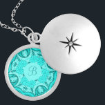 Personalisiertes Locket-/Pendelmuster  Versilberte Kette<br><div class="desc">Dieses Personalisierte Locket/Pendant Monogramm in einem Aqua-Blumenmuster,  das in Silberplatte eingefasst ist,  ist so hübsch,  dass es beim Empfänger zwangsläufig ein Treffer ist. Ein hervorragendes Geschenk für eine Brautjungfrau,  Freundin,  Freundin,  Mutter.  Personalisieren Sie es einfach mit dem gewünschten Brief.</div>