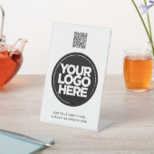 Personalisiertes Logo und einfacher Qr-Code Sockelschild (In SItu)