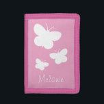Personalisiertes Mädchenwett mit niedlichen Schmet Tri-fold Geldbeutel<br><div class="desc">Personalisierte rosa Kindertasche mit niedlichen Schmetterlingen. Niedliche Geburtstag oder Weihnachtsgeschenke für kleine Mädchen. Personalisieren Sie Ihre Daten mit dem Namen oder dem Buchstaben Ihres Kindes. Machen Sie eine für Ihr Enkelkind,  Ihre Tochter,  Enkelin etc. Girly-Silhouette-Design.</div>