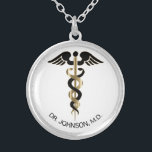 Personalisiertes medizinisches Symbol Caduceus - G Versilberte Kette<br><div class="desc">Personalisiertes medizinisches Symbol Caduceus Necklace für Sie bereit, um zu personalisieren. ✔ Hinweis: Nicht alle Vorlagenbereiche müssen geändert werden. 📌 Wenn Sie weitere Anpassungen benötigen, klicken Sie bitte auf den Button "Weitere Anpassungen vornehmen" oder "Design anpassen oder bearbeiten" und verwenden Sie unser Designwerkzeug, um die Größe, den Rotation, die Textfarbe,...</div>