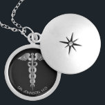 Personalisiertes medizinisches Symbol Caduceus - S Medaillon<br><div class="desc">Personalisiertes medizinisches Symbol Caduceus Necklace für Sie bereit, um zu personalisieren. ✔ Hinweis: Nicht alle Vorlagenbereiche müssen geändert werden. 📌 Wenn Sie weitere Anpassungen benötigen, klicken Sie bitte auf den Button "Weitere Anpassungen vornehmen" oder "Design anpassen oder bearbeiten" und verwenden Sie unser Designwerkzeug, um die Größe, den Rotation, die Textfarbe,...</div>