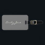 Personalisiertes Minimalistisches Elegantes Skript Gepäckanhänger<br><div class="desc">Fügen Sie mit diesem personalisierten Gepäckanhänger eine Touch Eleganz hinzu, die einen individuelle Name in fließendem Weiß auf einem weichen grauen Hintergrund darstellt. Es ist sauber, minimalistisch und leicht stilvoll und eignet sich ideal für Flitterwöchler, Jet-setzende Brautmädchen oder alle, die Lieben von geschliffenem Reisezubehör. Macht ein durchdachtes Brautparty Gunst, Abschluss...</div>