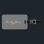 Personalisiertes Minimalistisches Elegantes Skript Gepäckanhänger<br><div class="desc">Fügen Sie mit diesem personalisierten Gepäckanhänger eine Touch Eleganz hinzu, die einen individuelle Name in fließendem Weiß auf einem weichen grauen Hintergrund darstellt. Es ist sauber, minimalistisch und leicht stilvoll und eignet sich ideal für Flitterwöchler, Jet-setzende Brautmädchen oder alle, die Lieben von geschliffenem Reisezubehör. Macht ein durchdachtes Brautparty Gunst, Abschluss...</div>
