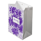 Personalisiertes mittelflorales Design Lila Gesche Mittlere Geschenktüte (Vorderseite Schrägansicht)
