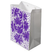 Personalisiertes mittelflorales Design Lila Gesche Mittlere Geschenktüte (Rückseite Schrägansicht)