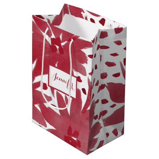 Personalisiertes mittelflorales Ruby Red Gift Bag Mittlere Geschenktüte (Vorderseite Schrägansicht)