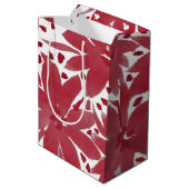Personalisiertes mittelflorales Ruby Red Gift Bag Mittlere Geschenktüte (Rückseite Schrägansicht)