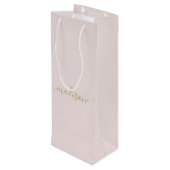 Personalisiertes, modernes Girl-Gold-Script Rosa Geschenktüte Für Weinflaschen (Rückseite Schrägansicht)