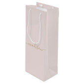 Personalisiertes, modernes Girl-Gold-Script Rosa Geschenktüte Für Weinflaschen (Vorderseite Schrägansicht)