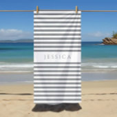 Personalisiertes modernes graues Streifenmuster Strandtuch