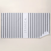 Personalisiertes modernes graues Streifenmuster Strandtuch (Vorderseite)