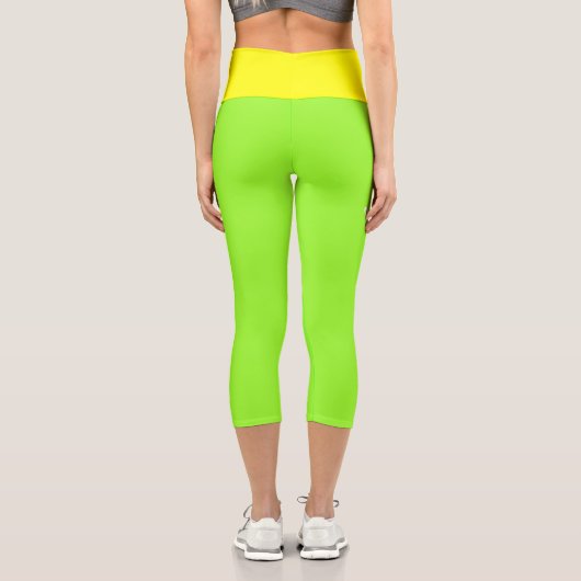 Personalisiertes, modernes Monogramm Neongelb grün Capri Leggings (Rückseite)