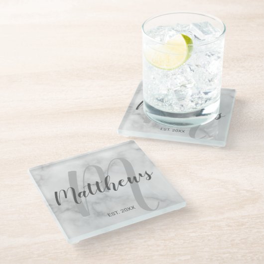 Personalisiertes, modernes Skript Monogramm und Fa Glasuntersetzer (Schrägansicht)