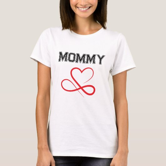 Personalisiertes Mommy Niedliches Rotherz Muster T-Shirt (Vorderseite)