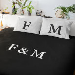 Personalisiertes Monogram Black & White Hotel Chic Dekokissen<br><div class="desc">Suchen Sie nach einzigartigen personalisiert Accent Kissen? Karo aus diesem doppelseitigen Schwarz & Weiß Hotel Chic Monogram Accent Kissen. Sie können beide Seiten für einen anderen schwarz-weißen Look verwenden. Und Sie können Ihr eigenes Monogramm sehr einfach in das Vorlagenfeld einfügen.</div>