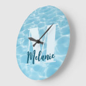 Personalisiertes Monogram Blue Swimming Pool Moder Große Wanduhr (Winkel)