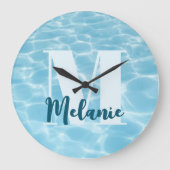 Personalisiertes Monogram Blue Swimming Pool Moder Große Wanduhr (Vorderseite)