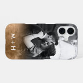 Personalisiertes Monogram Gold Ombre-Foto iPhone 16 Hülle (Rückseite (Horizontal))