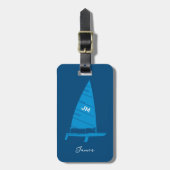 Personalisiertes Monogram Sailboat Racing Blue Gepäckanhänger (Vorderseite vertikal)