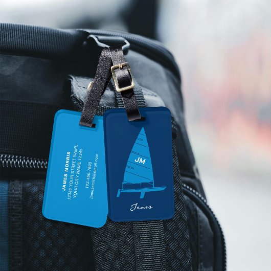 Personalisiertes Monogram Sailboat Racing Blue Gepäckanhänger