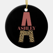 Personalisiertes Monogramm A Pink Leopard Keramik Ornament (Vorne)