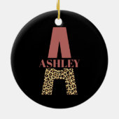 Personalisiertes Monogramm A Pink Leopard Keramik Ornament (Hinten)