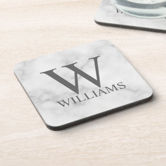 Personalisiertes Monogramm aus weißem Marmor und N Getränkeuntersetzer (Linke Seite)