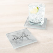 Personalisiertes Monogramm aus weißem Marmor und N Glasuntersetzer (Schrägansicht)