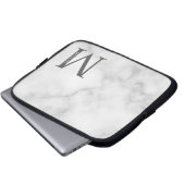 Personalisiertes Monogramm aus weißem Marmor und N Laptopschutzhülle (Vorne Knopf)