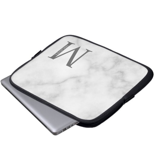 Personalisiertes Monogramm aus weißem Marmor und N Laptopschutzhülle (Vorne Knopf)