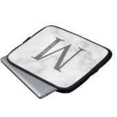 Personalisiertes Monogramm aus weißem Marmor und N Laptopschutzhülle (Vorne Knopf)