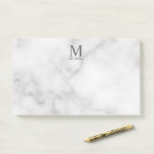 Personalisiertes Monogramm aus weißem Marmor und N Post-it Klebezettel (Auf Schreibtisch)