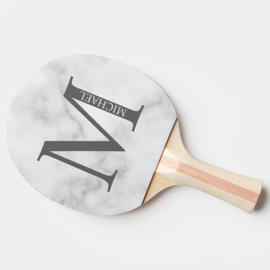 Personalisiertes Monogramm aus weißem Marmor und N Tischtennis Schläger (Seitenansicht)
