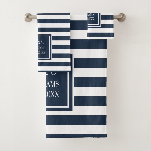 Personalisiertes Monogramm des Navy Blue Strips Badhandtuch Set (Insitu)