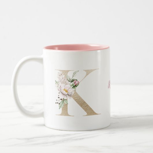 Personalisiertes Monogramm Gold Letter K Pink Zweifarbige Tasse (Links)