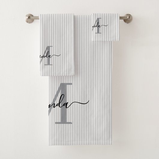 Personalisiertes Monogramm Grau & Weiß Gestreift Badhandtuch Set (Insitu)