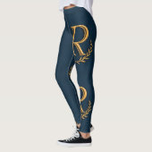 Personalisiertes Monogramm in Gold auf der Marine Leggings (Links)