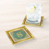 Personalisiertes Monogramm Mandala Gold und Blau Glasuntersetzer (Schrägansicht)