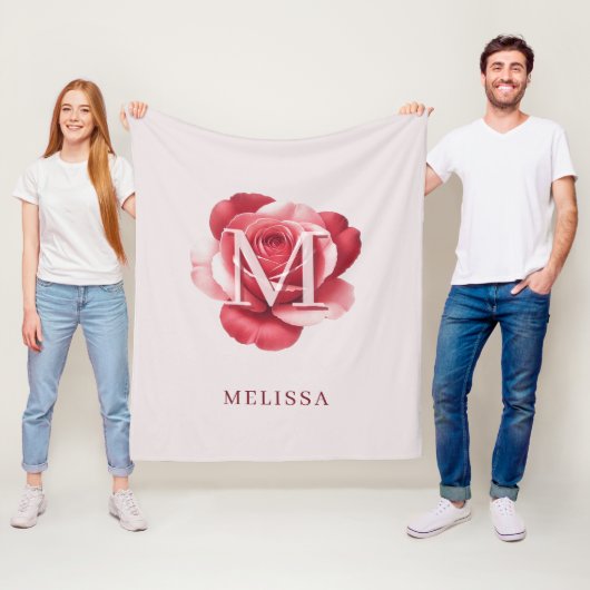 Personalisiertes Monogramm mit rosa Rose und Namen Fleecedecke (Beispiel)